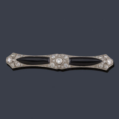 : Broche-barrita 'art dec&oacute;' con dos piezas de &oacute;nix y diamantes talla antigua engastados en 