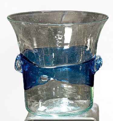 : Champanera abocinada de cristal mallorqu&iacute;n, soplado al aire de Gordiola. Con banda azul 