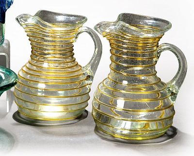 : Pareja de jarras de cristal soplado mallorqu&iacute;n de Gordiola. Con decoraci&oacute;n de hilos dorados 