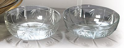 : Pareja de centros en vidrio incoloro tallado con motivos geom&eacute;tricos Bohemia h. 1930. Pareja 