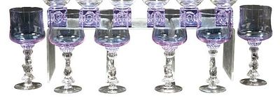 : Juego de seis copas de cristal lila con v&aacute;stago prensado transparente en forma de caballo. Jue 