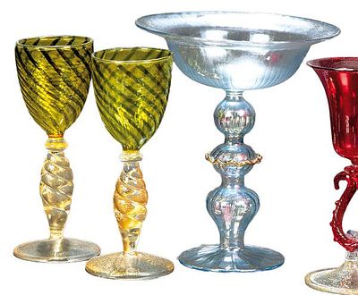 : Tres copas de colecci&oacute;n de cristal de Murano sopladas al aire. Dos iguales con decoraci&oacute;n de 