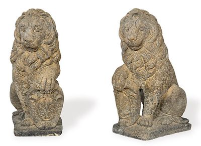 : Pareja de leones sentados con escudo en arenisca para jard&iacute;n. Pareja de leones sentados con 