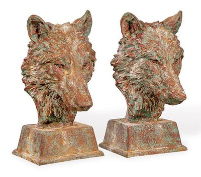 : Pareja de cabezas de lobo de hierro colado y policromados para jard&iacute;n. Pareja de cabezas de 