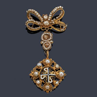 : Venera en oro amarillo de 18K y perlitas alj&oacute;far. S. XVIII. Venera en oro amarillo de 18K y 