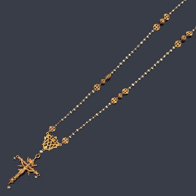 : Rosario largo con perlitas alj&oacute;far intercaladas con motivos de filigrana realizados en oro 