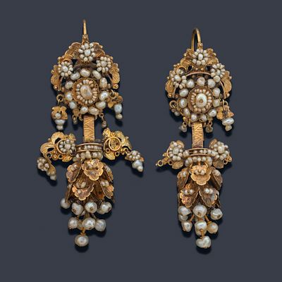 : Delicados pendientes largos con perlitas alj&oacute;far realizados en oro amarillo de 18K. S. XVIII. 