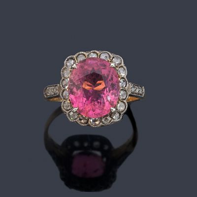 : Anillo con turmalina rosa de aprox. 3,40 ct con orla de diamantes talla rosa. Ppios S. XX. Ani 