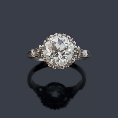 : Solitario con diamante talla antigua de aprox. 2,40 ct en montura de oro blanco de 18K. Solita 