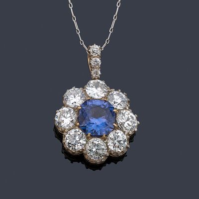 : Colgante tipo roset&oacute;n con zafiro talla redonda central de aprox. 6,71 ct con orla de 