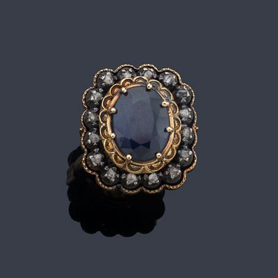 : Anillo &eacute;poca Isabelina con zafiro talla oval de aprox. 8,18 ct con orla de diamantes talla 