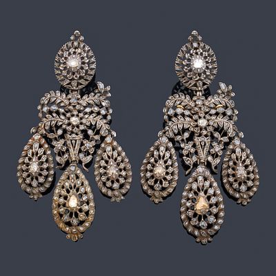 : CABOT E HIJOS JOYEROS, Barcelona. Pendientes largos estilo 'Girandole' con diamantes talla 