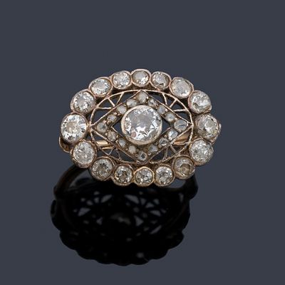 : Anillo con dise&ntilde;o calado con diamantes talla rosa y 'old cut' de aprox. 1,10 ct en total. S. XIX.