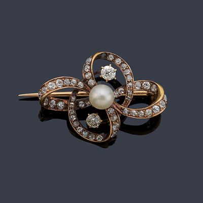: Broche con motivos circulares con diamantes talla antigua con una perlita central. S. XIX. Bro 