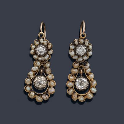 : Pendientes largos con diamantes talla antigua de aprox. 1,20 ct y perlitas alj&oacute;far. Mediados 