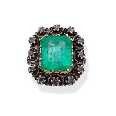 : Anillo &eacute;poca Isabelina con esmeralda de aprox. 7,02 ct con orla de diamantes talla rosa de 