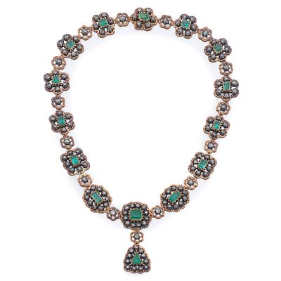 : Collar &eacute;poca Isabelina con esmeraldas de aprox. 18,50 ct en total orlados con diamantes talla 