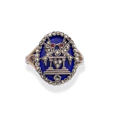 : Anillo con motivo central con pareja de pajaritos con rub&iacute;es y hematites sobre esmalte azul. 