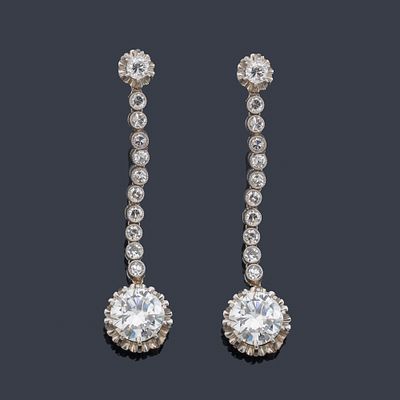 : Pendientes con pareja de brillantes de aprox. 1,50 ct cada uno en garra ilusi&oacute;n con banda 
