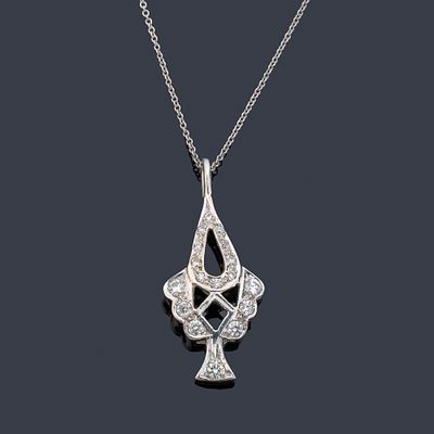 : Colgante con dise&ntilde;o calado con brillantes en montura y cadena de oro blanco de 18K. Colgante 