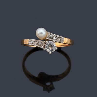 : Anillo con piedra incolora y perla con dos bandas de diamantes talla rosa, en montura de oro 