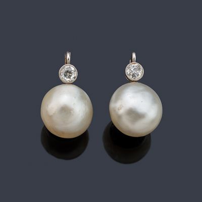 : Delicados pendientes cortos con pareja de perlas finas de aprox. 12,05 mm y 11,85 mm con 