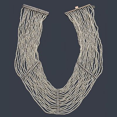 : Delicado collar estilo 'choker' con 17 hilos de perlas finas de aprox. 2,08 mm - 3,00 mm con 