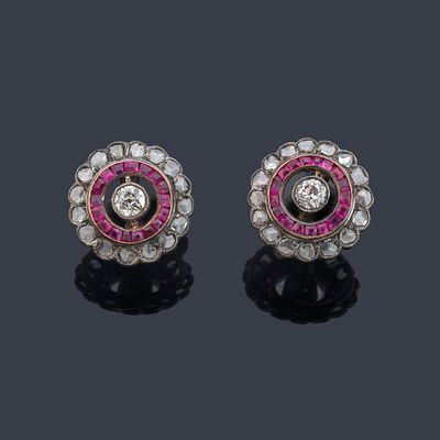 : Pendientes 'ojo de perdiz' con diamantes talla rosa y antigua con orla de rub&iacute;es calibrados. 