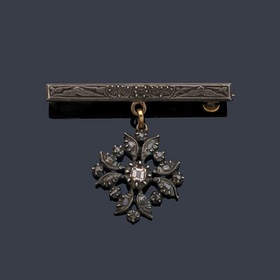 : Broche - alfiler con remate de roset&oacute;n calado con diamantes talla tabla, en montura de oro 