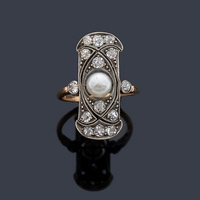 : Anillo lanzadera con diamantes talla 'old mine' y perla 'bot&oacute;n' al centro. S. XIX. Anillo 