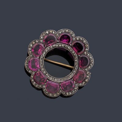 : Broche circular con rubelitas talladas con orla de diamantes talla rosa. S. XIX. Broche 