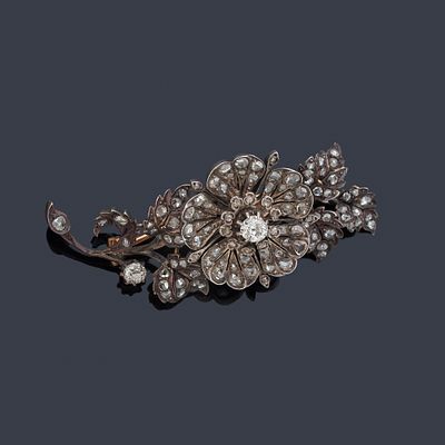 : Broche con dise&ntilde;o floral con diamantes talla 'old cut' y rosa de aprox. 1,68 ct en total. S. XIX.
