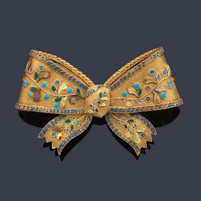 : Broche en forma de lazada decorado con esmalte en tonos azules con detalles vegetales. 