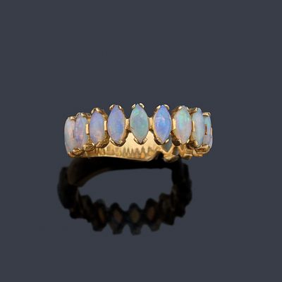 : Anillo con catorce &oacute;palos talla cabuj&oacute;n en montura de oro amarillo de 18K. Anillo con catorce 