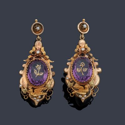 : Pendientes largos &eacute;poca Isabelina con pareja de amatistas con detalle floral al centro, en 