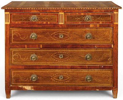 : C&oacute;moda Carlos IV en madera de nogal y caoba, con decoraci&oacute;n de motivos vegetales. C&oacute;moda 