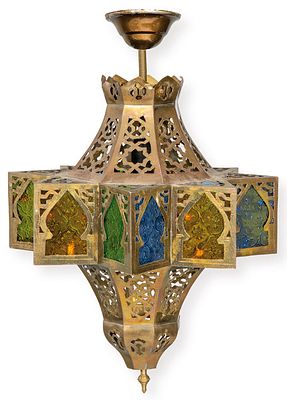 : Farol de techo moruno en lat&oacute;n y cristales de colores en forma de estrella. Farol de techo 
