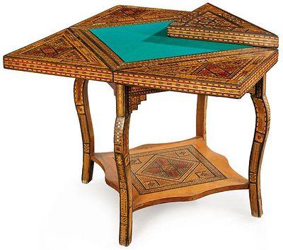 : Mesa de juego con decoraci&oacute;n de taracea granadina. Tapa desplegable tipo pa&ntilde;uelo, que al 
