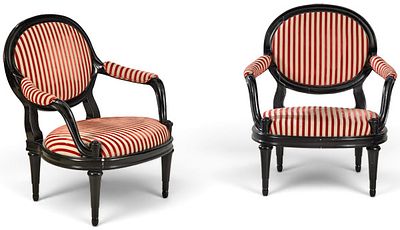 : Pareja de butacas estilo Luis XVI de David Hicks en madera lacada en negro, con tapicer&iacute;a de 