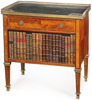 : Mueble auxiliar estilo neocl&aacute;sico en madera de caoba, con tapa de m&aacute;rmol negro y barandilla 