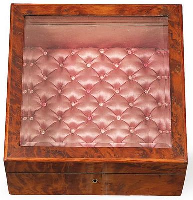 : Caja Napoleon III de raiz de tuya con marqueter&iacute;a de lat&oacute;n y &eacute;bano, Francia h. 1870. Caja 