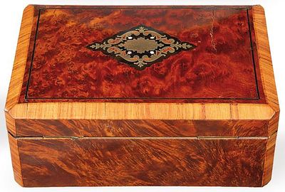 : Caja vitrina de ra&iacute;z de tuya con interior en capiton&eacute; en seda original, Francia mediados S. XX. 