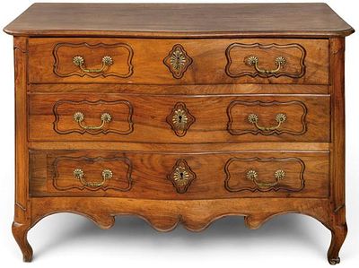 : C&oacute;moda Luis XV provenzal en madera maciza de nogal. C&oacute;moda Luis XV provenzal en madera maciza 