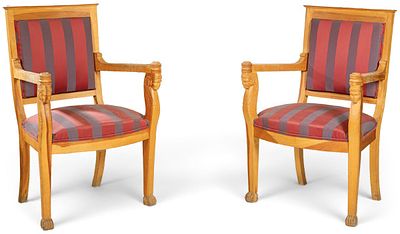 : Pareja de butacas estilo Imperio en madera de pino en su color, con tapicer&iacute;a de tela de 