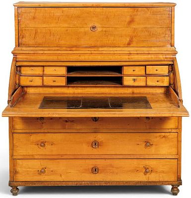 : Bureau alto, con tapa de cilindro en madera de arce. Bureau alto, con tapa de cilindro en 