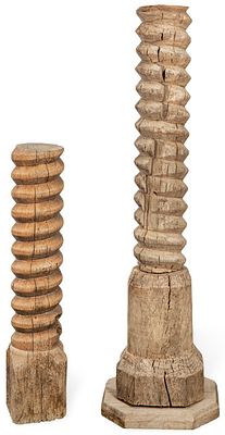 : Dos tornillos de prensa de lagar de madera de distinta altura S. XIX. Dos tornillos de prensa 