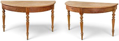 : Pareja de consolas con tapa semicircular en madera de pino, que al juntarse se convierte en 