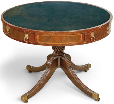 : Mesa de biblioteca Regencia, con tapa cil&iacute;ndrica tipo "tambor" y cuero verde. Sobre pedestal 