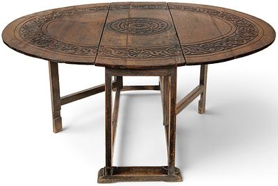 : Mesa de comedor redonda de alas en madera de roble, con decoraci&oacute;n tallada, sobre patas 