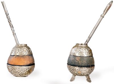 : Dos mates de madera y alpaca peruana de Industria Argentina primera mitad S. XX. Dos mates de 